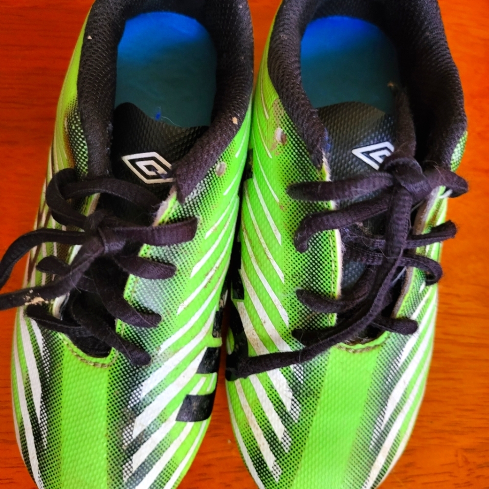 Size 11 kids Umbro soccer cleats